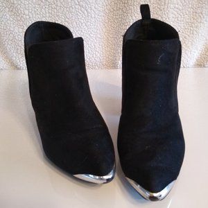 Black faux suede booties, Sz6